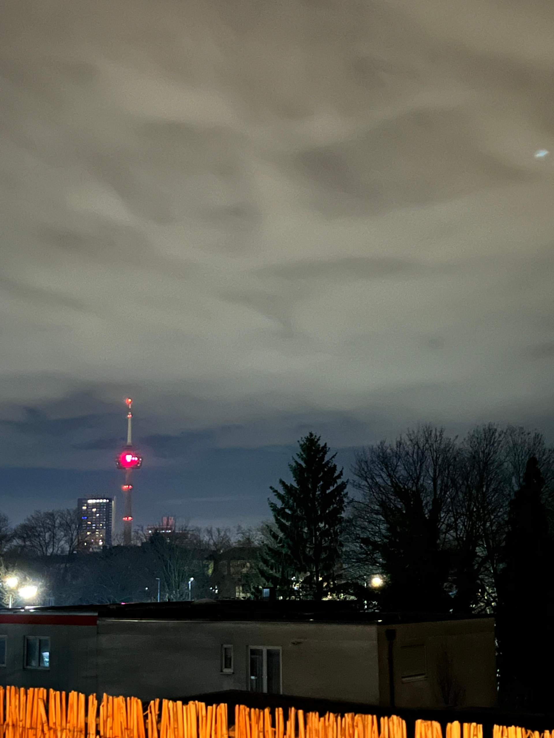 Weiß jemand wie groß das T vom Telekomlogo vom Kölner Fernsehturm ist