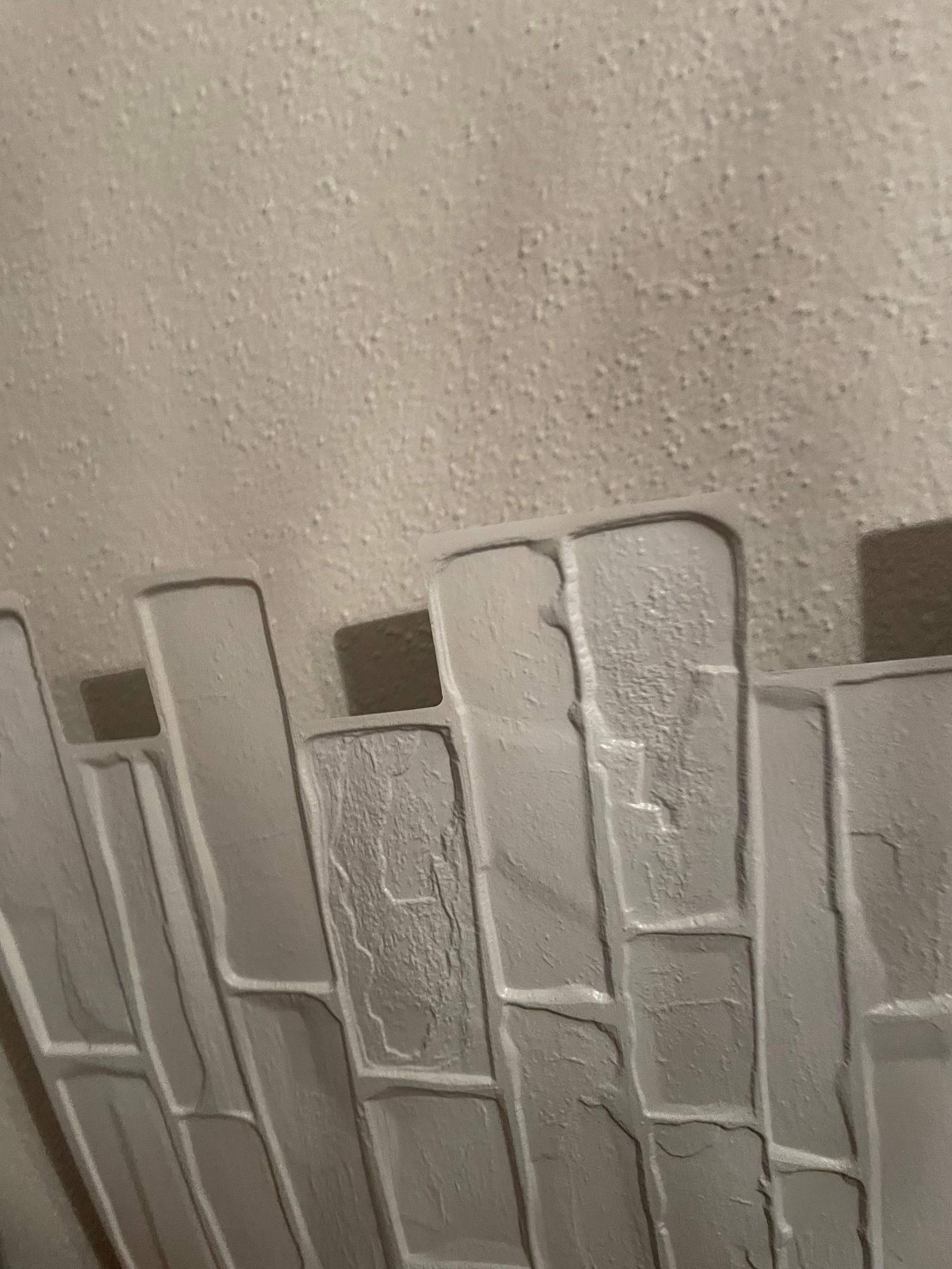 Weiß jemand wie ich das an die Wand bringe ohne großen Schaden (s.Bild ...