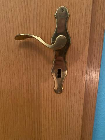 Weiß jemand wie man diese Tür ohne Schlüssel zu schliesst?