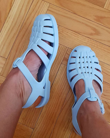 Weiß jemand wo ich solche Plastik schuhe kaufen kann?