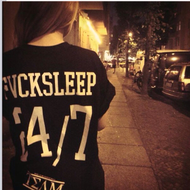 Weiß jemand, wo man das Tshirt von Sierra Kidd teamfucksleep kaufen