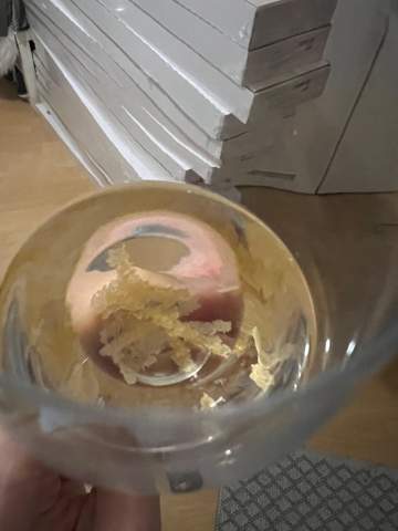 Weiß jmd was das ist? Habe ein Glas Weißwein getrunken?