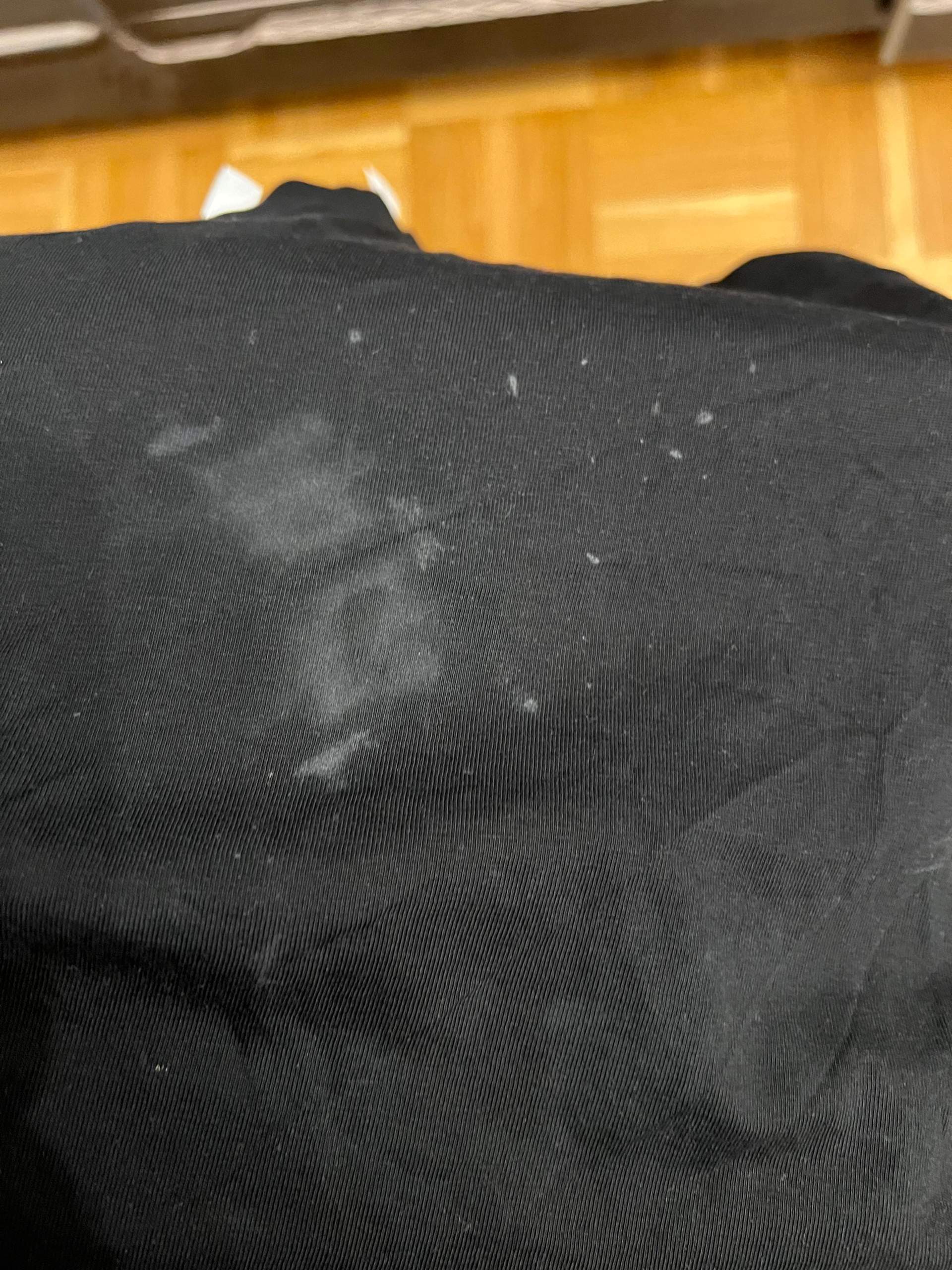 Weiße Flecken Auf Kleidung Im Schrank