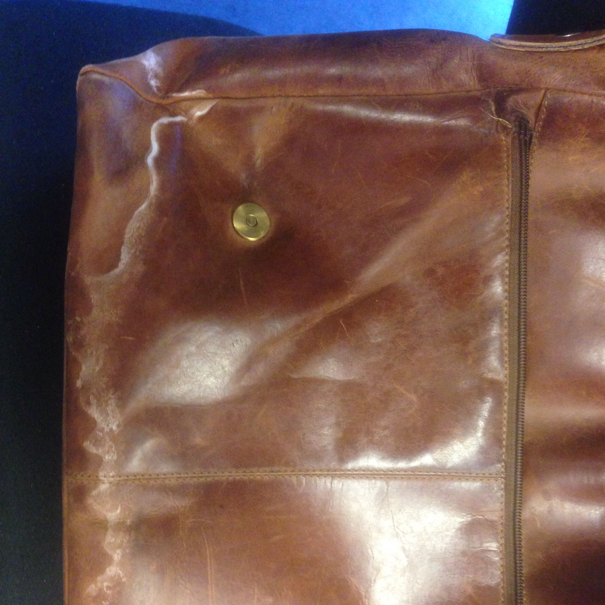 weiße ränder und flecken auf ledertasche