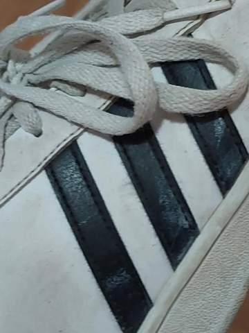 Weißmacher von Schuhen kam auf Adidaszeichen?