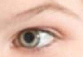 Welche Augenfarbe hat Cousine blau oder grau oder grün?