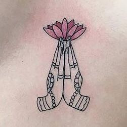 Betende Haltung der Hände mit einer Blume  - (Bedeutung, Tattoo, Hand)