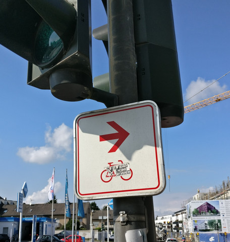 Weißes, quadratisches Schild, runde Ecken, dünn rot umrandet, Fahrrad+Pfeil - (Fahrrad, Verkehr, Verkehrsrecht)