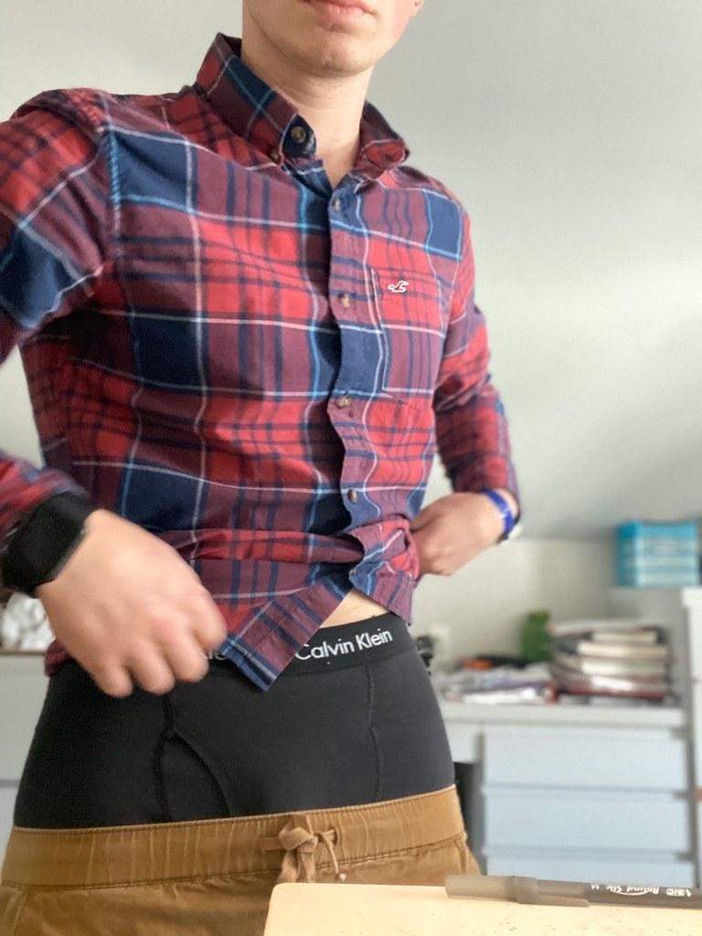 Welche Boxershorts gefällt euch besser bei Jungs? Enge CK oder weite