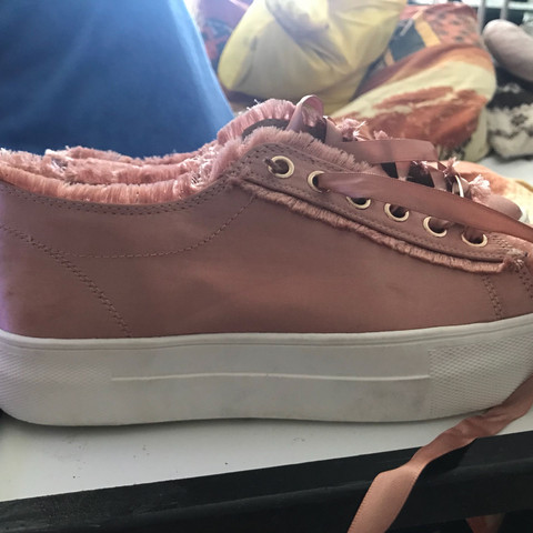 Welche farben kann man zu diesen Schuhen kombinieren?