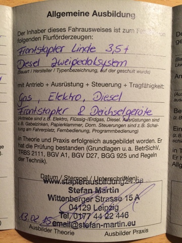 Gabelstapler mit verschiedenen Flurförderzeugen.