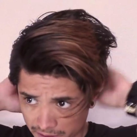 Welche Haarfarbe Hat Der Mann Auf Dem Bild Und Wie Viele Strahnen Hat Er Sich Gefarbt Haare Jungs Manner