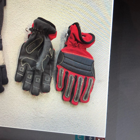 - (Feuerwehr, Handschuhe, Notruf)