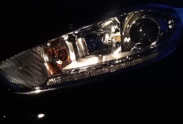 Welche Lampe bei diesem Auto-Scheinwerfer ist das Fernlicht, Abblendlicht, etc [siehe Bild]?