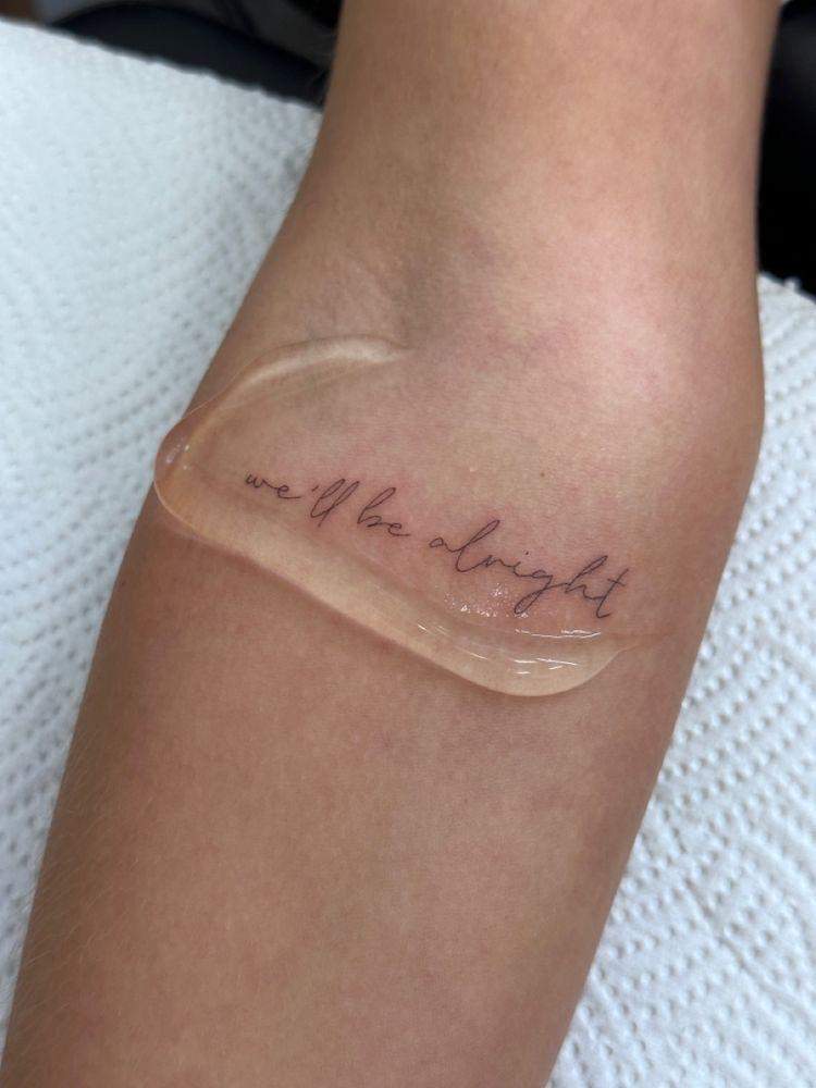 Welche Schriftarten sind das? ( Tattoo)? (Frauen, Körper, Schriftart)