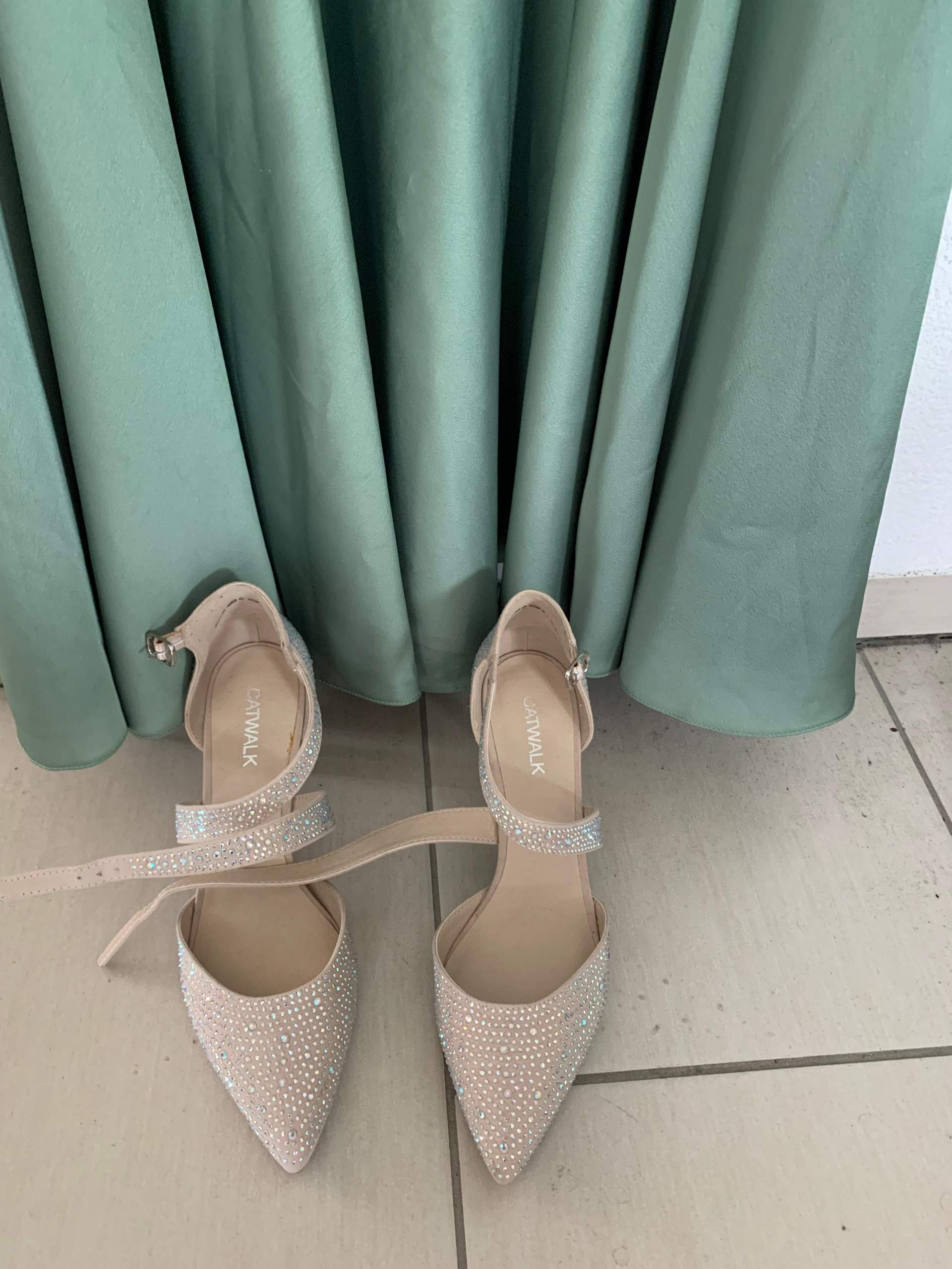 Welche Schuhe passen besser zu diesem Kleid? (Kleidung, Mode, High Heels)