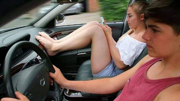 Welche Sitzangewohnheiten sind am Beifahrersitz typisch für Frauen?