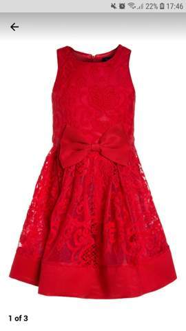 Welche Strumpfhosenfarbe bei einem roten Kleid (Kleinkind)?