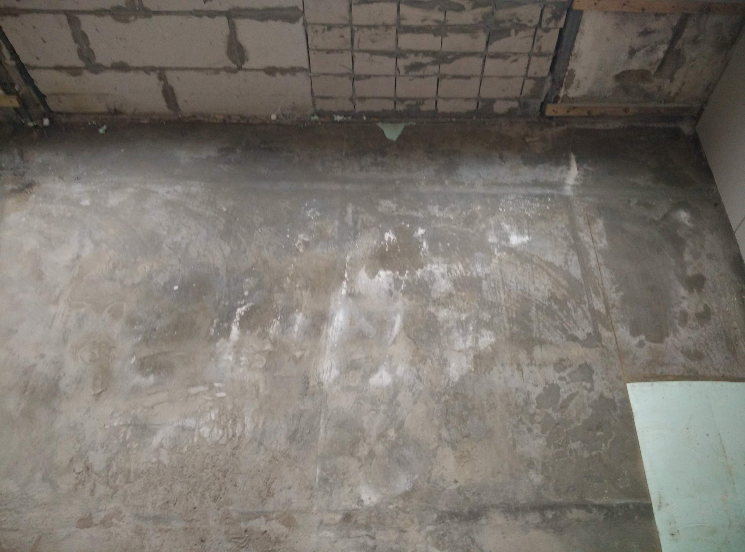 Welchen Bodenbelag legt man bei feuchtem Beton-untergrund am besten