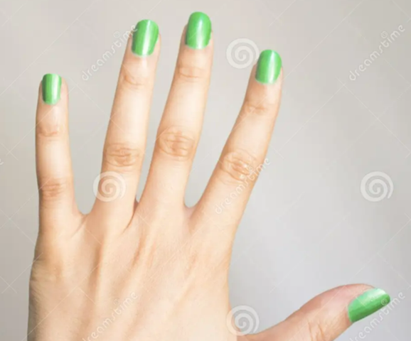 Welchen Charakter erwartest du bei einer Frau, die sich ihre Nägel in diesem Grünton lackiert?