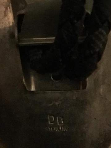Welcher Hersteller/Silberschmied von diesem Bolo Tie ist "D B“?