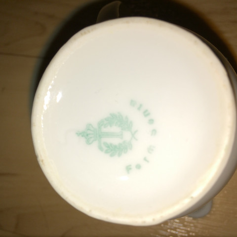 Welcher Porzellanhersteller hat/hatte Krone Kranz und den Buchstaben T? ( Porzellan)
