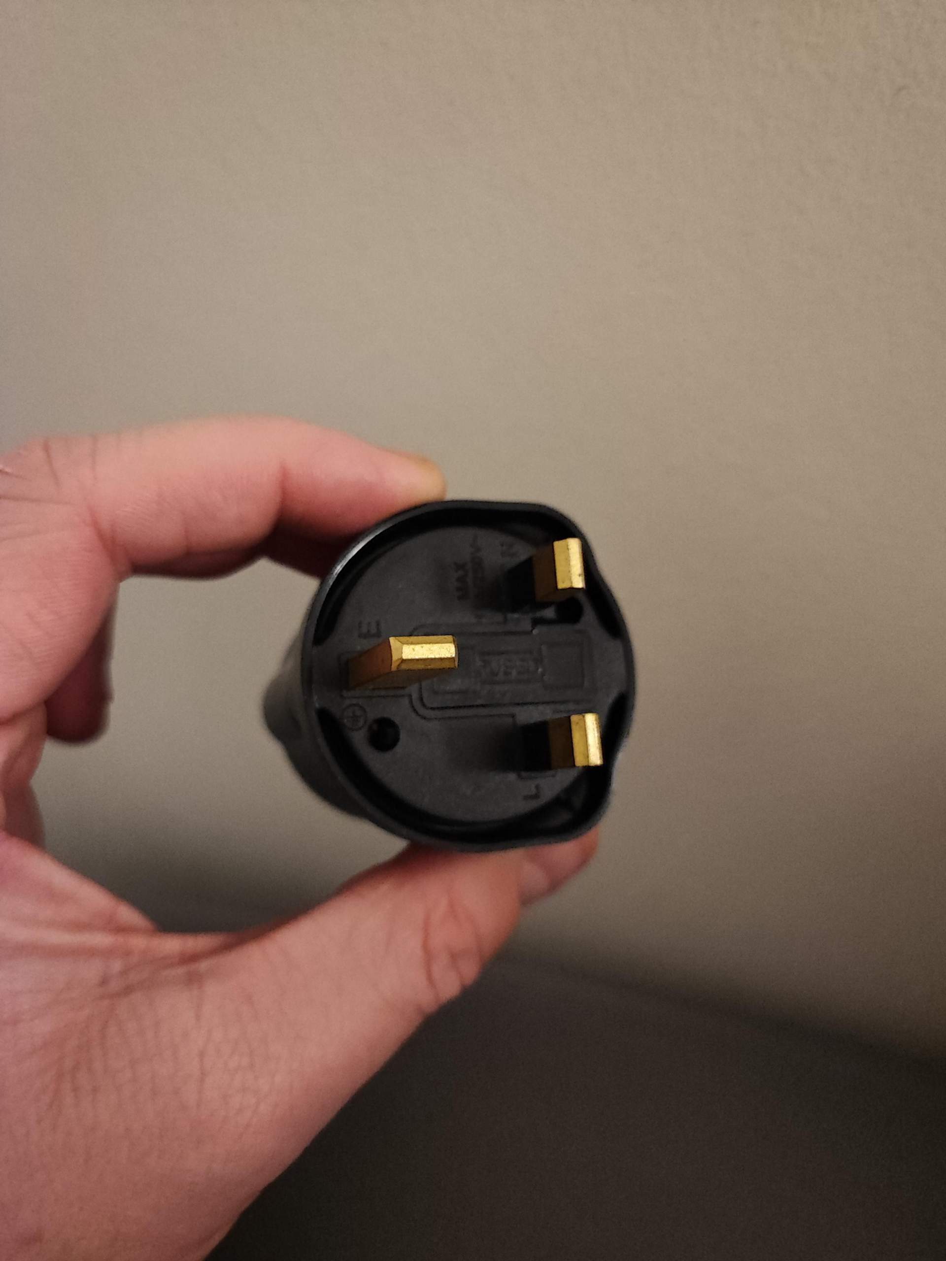 Welcher Steckeradapter ist das? Dachte der ist für Kanada? (Adapter)