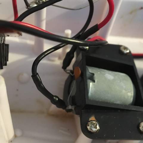 Das was plus und minus verbindet.
- (Technik, Elektronik, Elektrik)