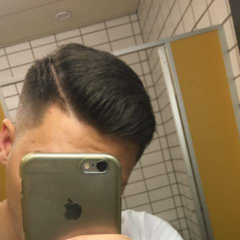 du dunkelbraunes haar