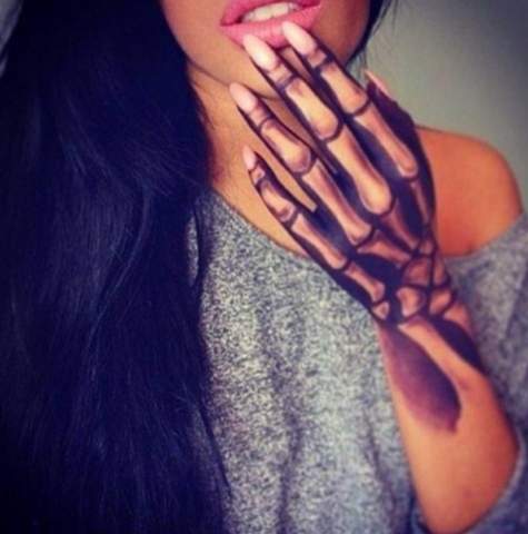 Frau tattoo hand 