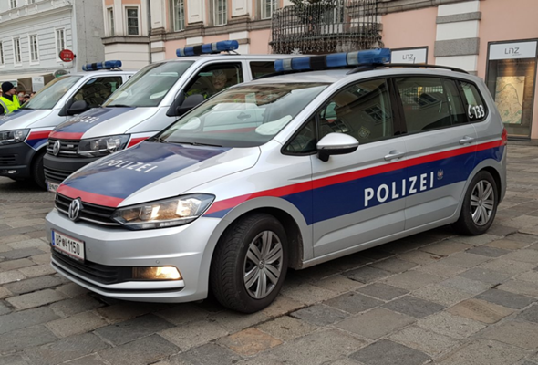 Welches Polizeiauto dieser beiden Nationen findet ihr mehr polizeilicher optisch?