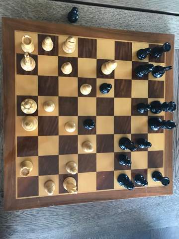 Wer hat den besseren Spielstart hier in unserer Schachpartie?