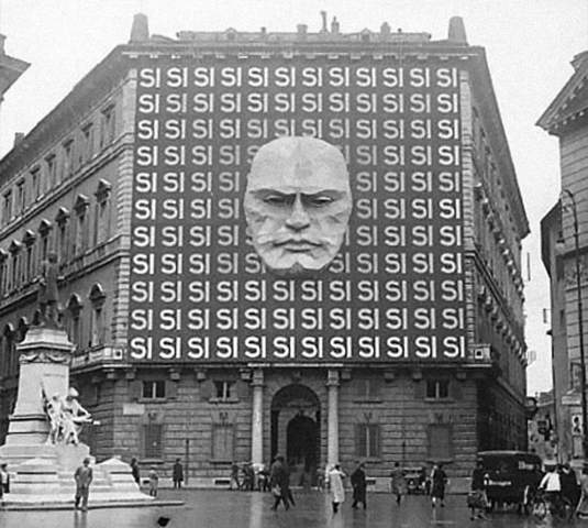 Wer ist das Gesicht auf dem Gebäude der PNF (Partito Nazionale Fascista)?