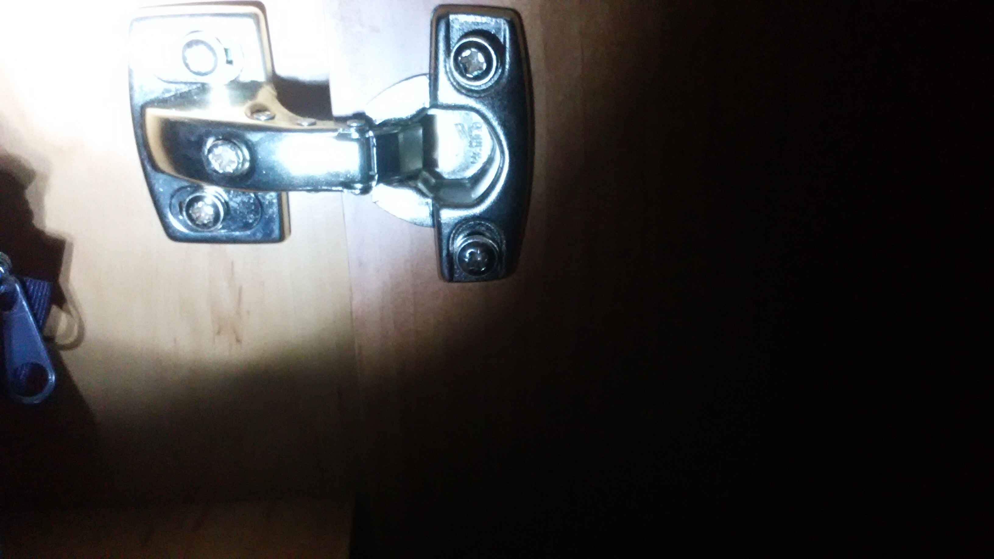 Wer kann mir helfen beim Einsteller der Schranktür, welche Schraube an