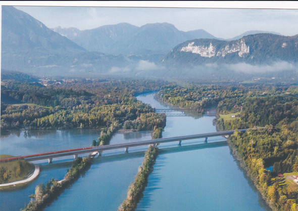 Flußlandschaf tmit Brücken - (Landschaft, Brücke mit Zug)