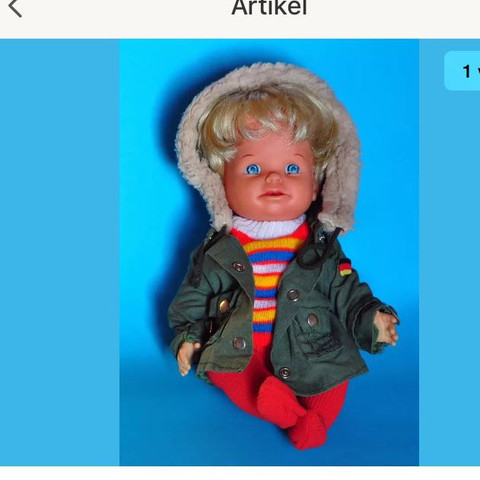 Diese schaut ganz anders aus  - (Puppen, Mantel, 70er)