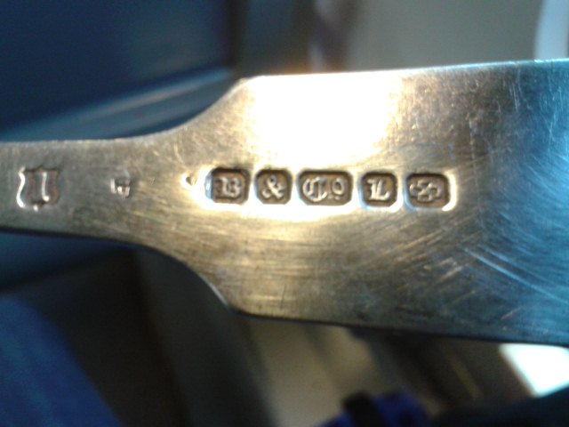 Stempel auf altem Silberbesteck