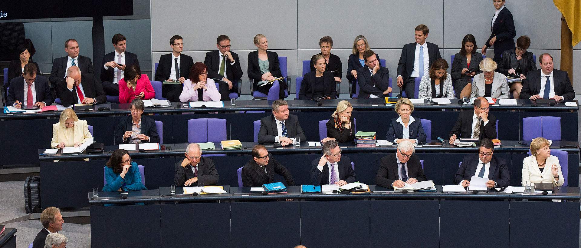 Wer sitzt im Bundestag am Platz der Bundesregierung? (Politik) Wer sitzt im Bundestag am Platz der Bundesregierung? (Politik)