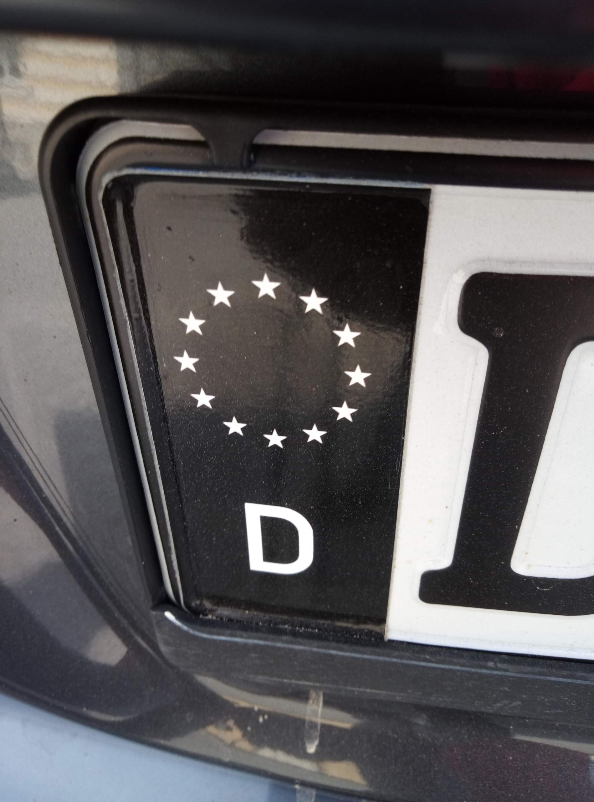 Wer weiß wieso dieses KFZ Kennzeichen ein schwarzes EU Kennung hat? (Auto  und Motorrad, Straßenverkehr, Zulassung)