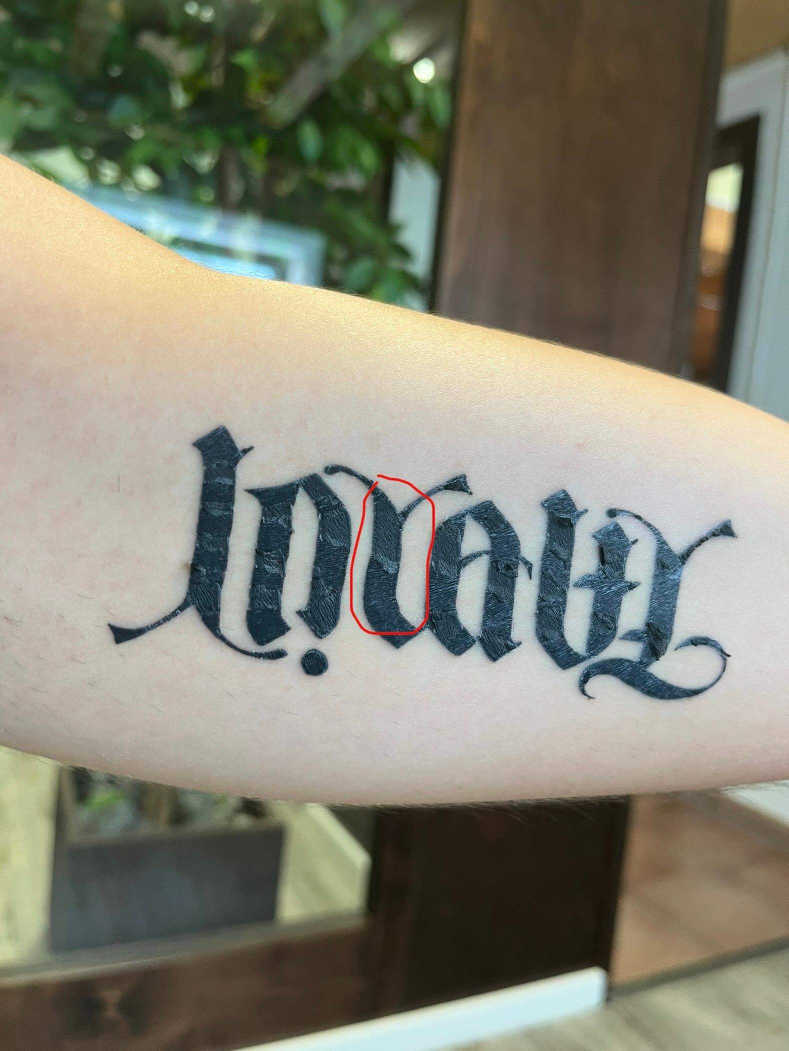 Werden Linien nach dem Tattoo stechen im Heilungsprozess kurvig? Zu Beginn war sie komplett