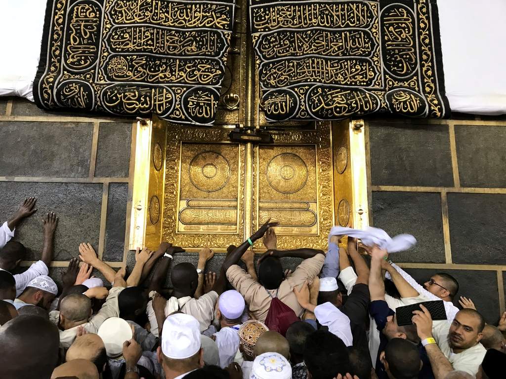 Werden Sünden absorbiert, wenn man die Kaaba anfasst oder küsst