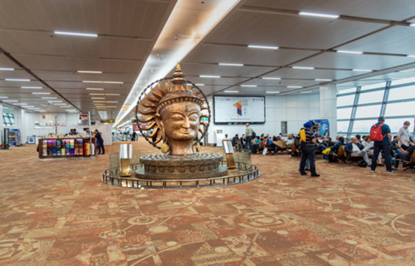 Weshalb hat man vor allem beim Flughafen Indira Gandhi International Airport (in Neu-Delhi, Indien) als Bodenbelag auf einen großflächigen Textilboden gesetzt?