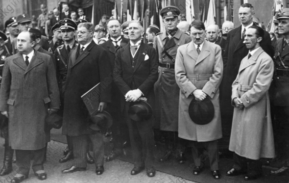 Weshalb sind Hitler und Goebbels so besonders gekleidet?