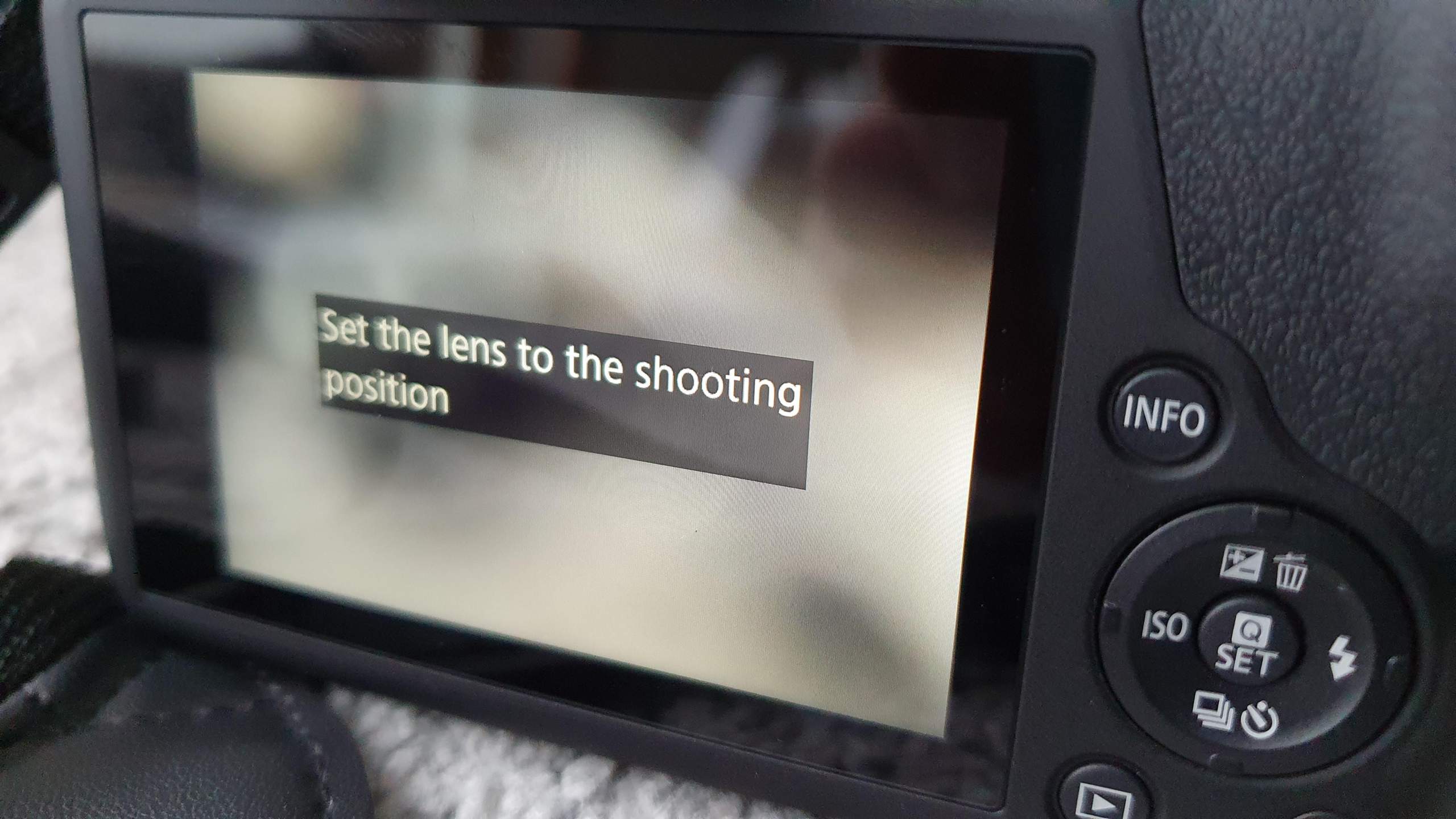 Canon EOS R100 Einrichtung: Set the lens to the shooting position ...