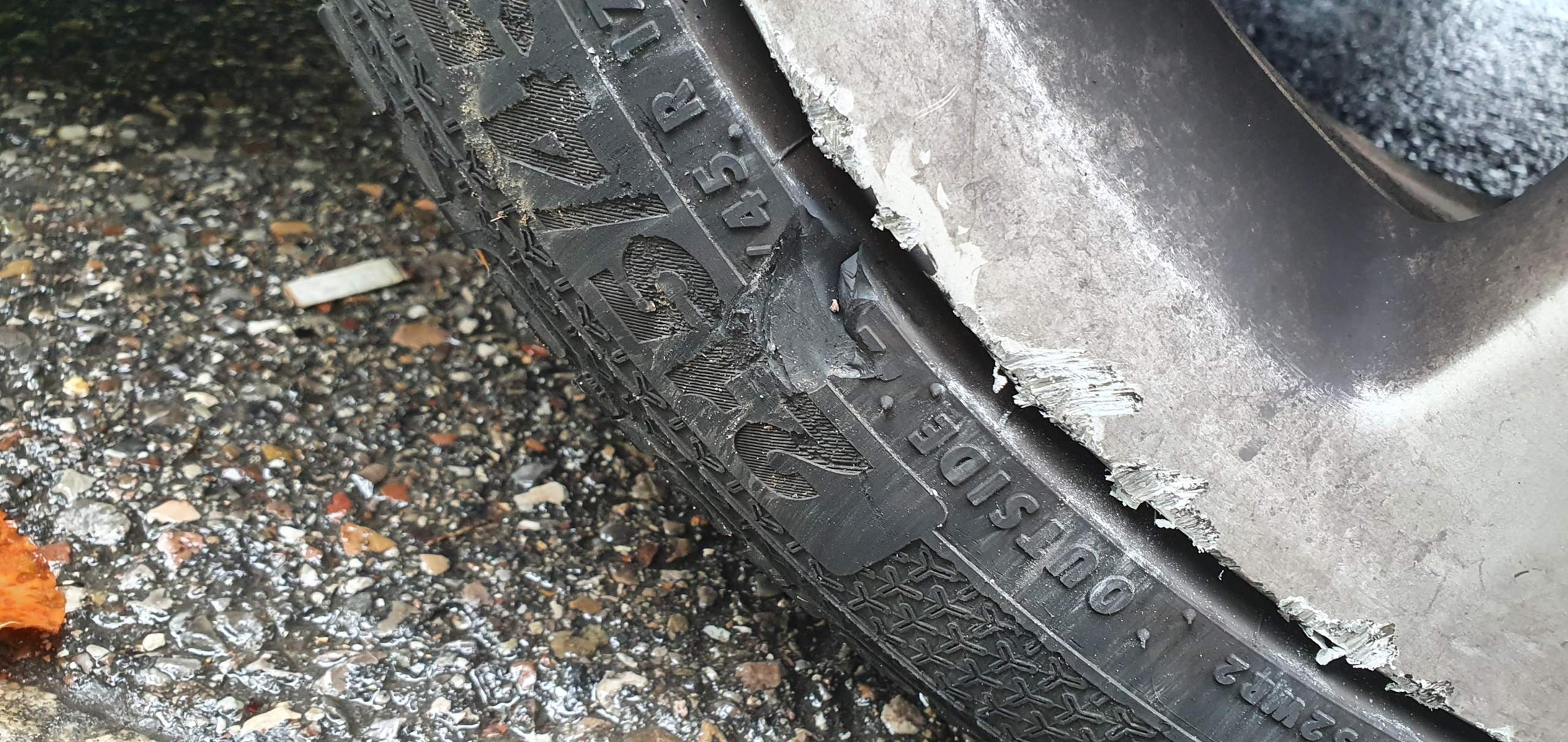 Wichtiger Teil vom Reifen kaputt? (KFZ, Felgen, Autoreifen) Wichtiger Teil vom Reifen kaputt? (KFZ, Felgen, Autoreifen)