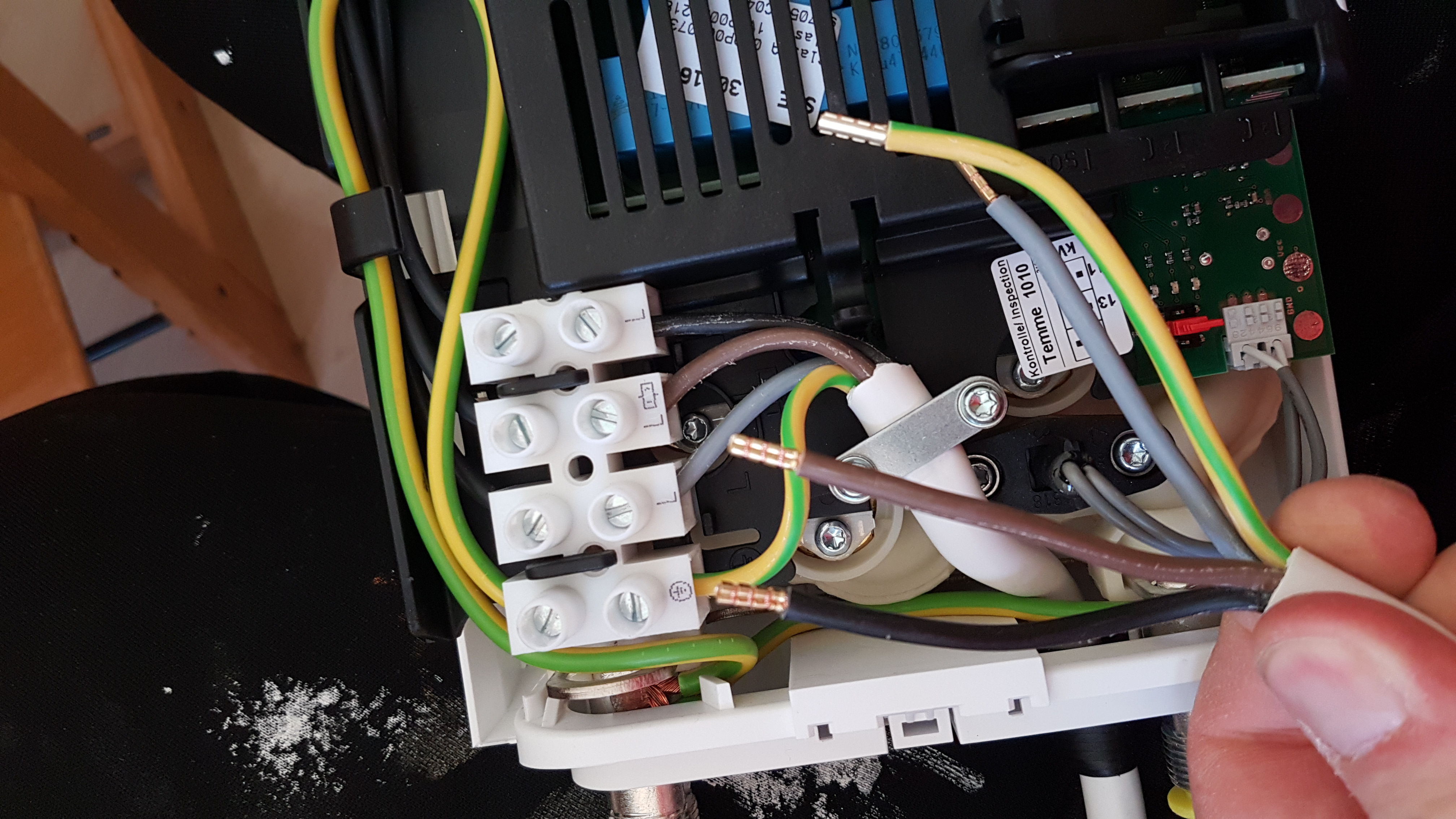 Wie 4 adriges Kabel auf 3 adriges anschließen? (Technik, Technologie, Elektrotechnik) Wie 4 adriges Kabel auf 3 adriges anschließen? (Technik, Technologie, Elektrotechnik)