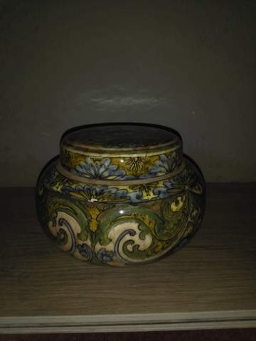wie alt ist diese vase,und welche dekorateur hat sie bemahlen?