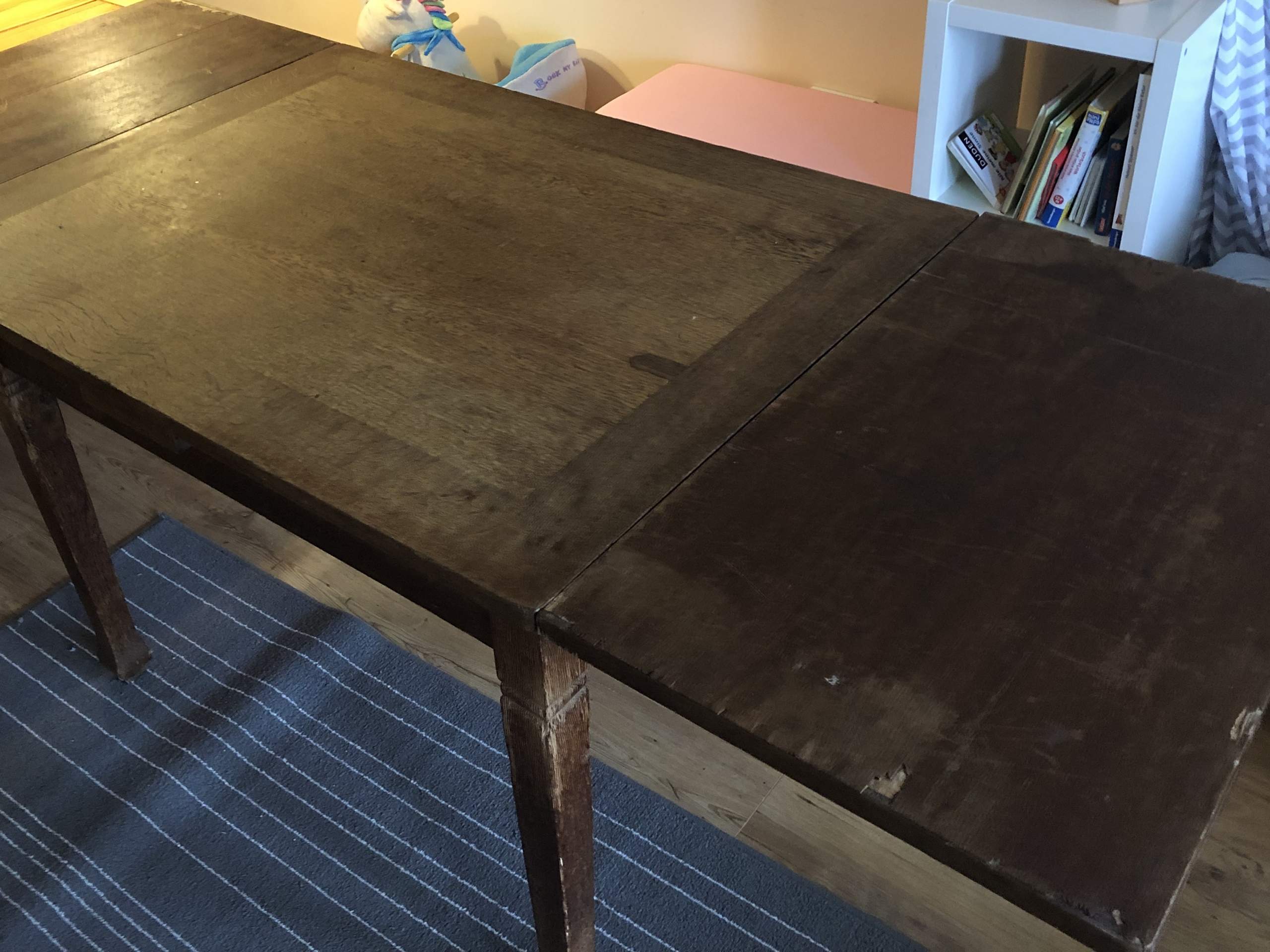 Wie alt ist dieser Tisch und aus welchem Holz ist er? (Möbel