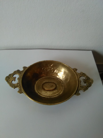 Wie alt kann diese bronse schale sein,und was heisst diese stempel in innere?