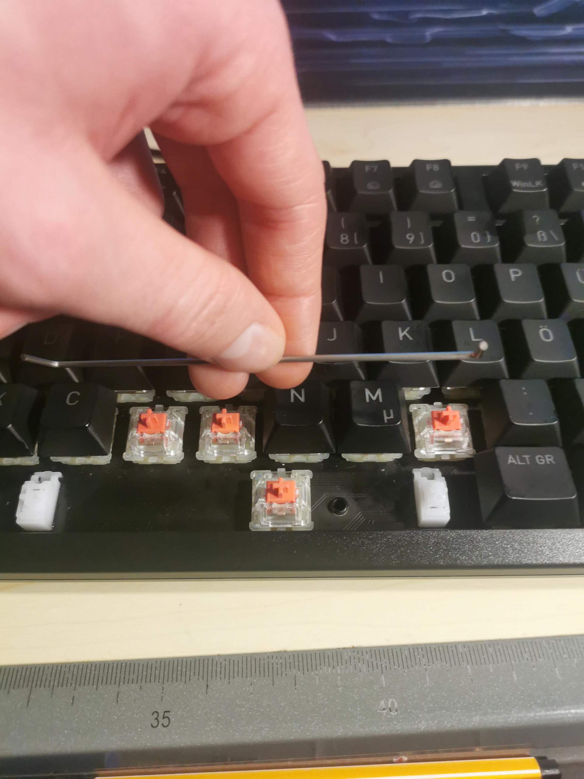 Wie baue ich den Bügel meiner Leertaste richtig ein (Cherry MX G80